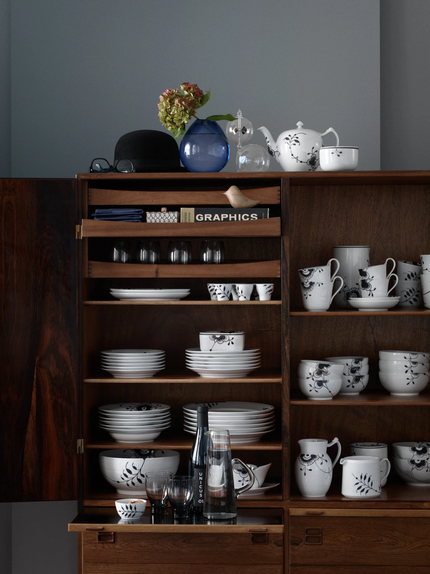 Royal Copenhagen Black Fluted Mega Teller Tief 2 Royal Copenhagen Black Fluted Mega Teller Tief – Bild 2