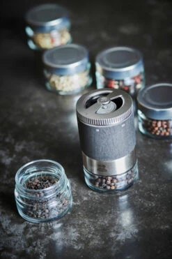 Peugeot Maestro Pfeffermühle 11cm 13 Peugeot Maestro Pfeffermühle 11cm -Geschirrverkauf 580875 01 40 EnvironmentImage 4f40dd0ae4